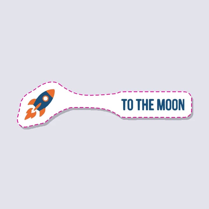 Ein langer, schmaler Sticker: die Rakete links und TO THE MOON rechts, verbunden durch einen langen, leeren weißen Steg
