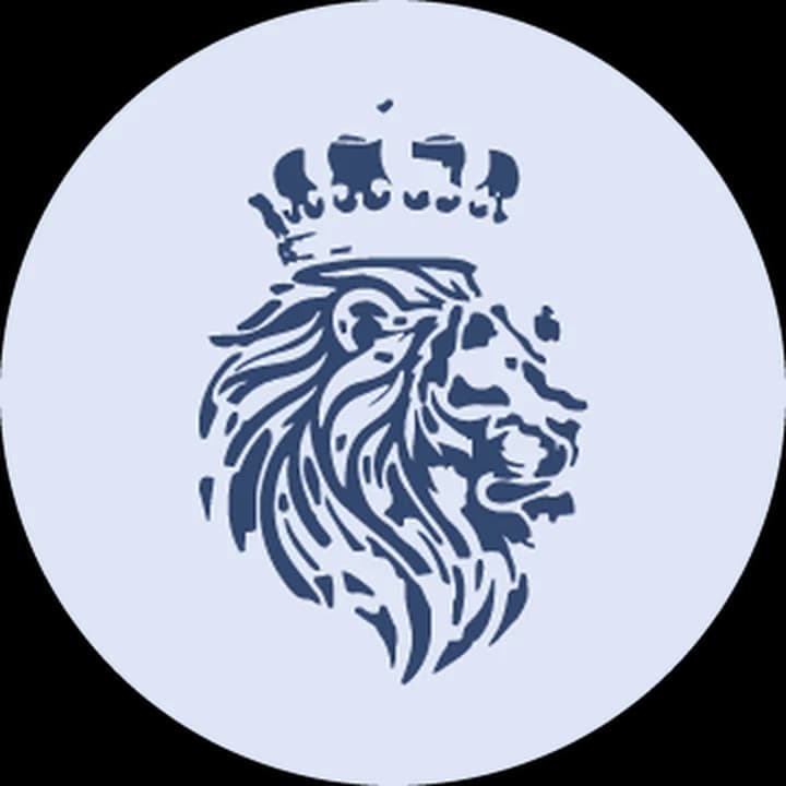 Das Löwensymbol als dunkelblaue Form auf einem hellblauen Kreis: Die Krone ist in einzelne Punkte zerfallen und die Mähne in lose Flächen