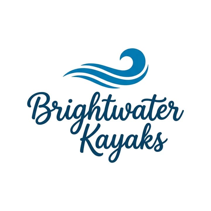 Brightwater Kayaks in dunkelblauer Schreibschrift unter einem blauen Wellensymbol, auf Weiß